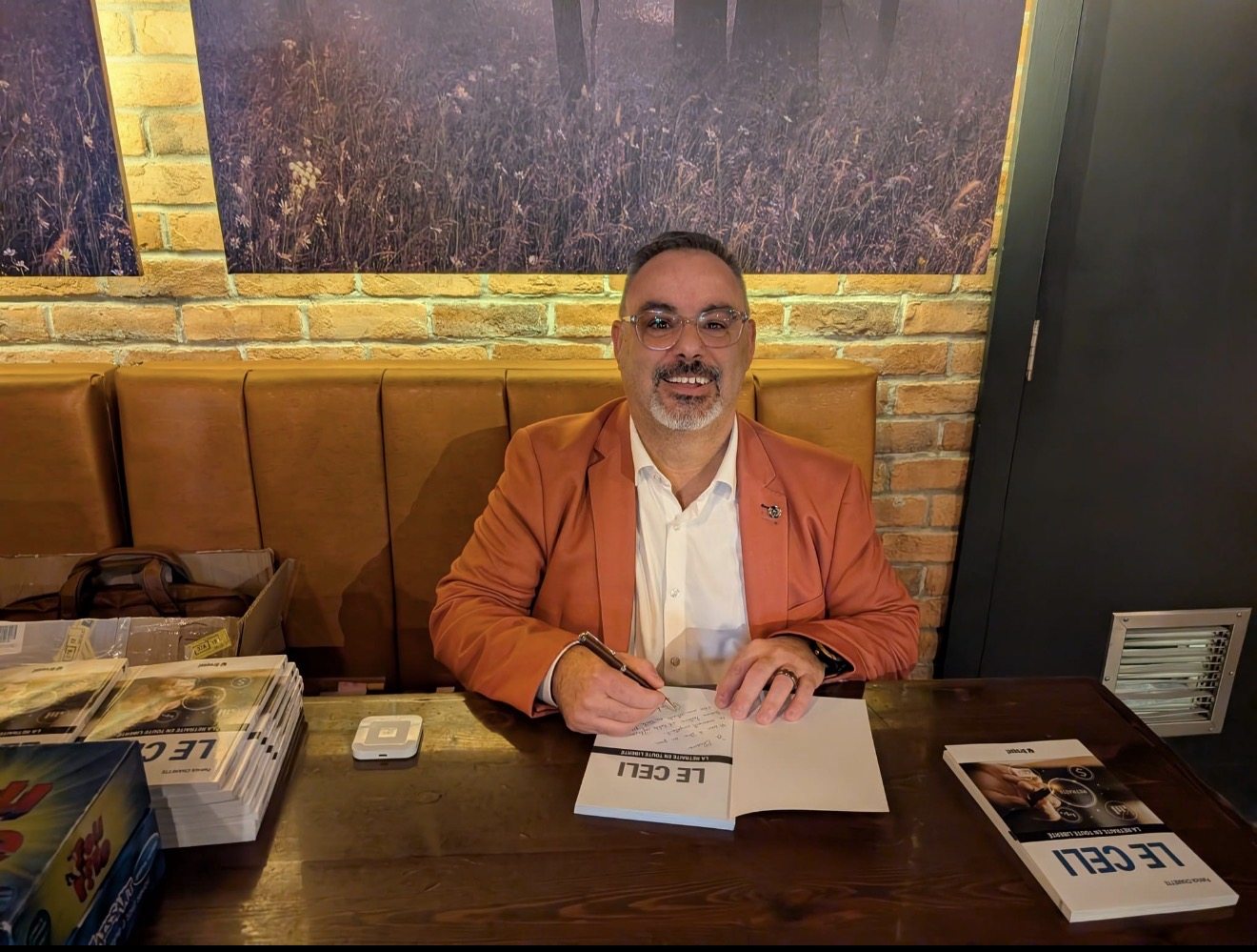 Dédicace d'un exemplaire Patrick Charette signe un exemplaire du livre Le CELI : la retraite en toute liberté au Prana Café de Saint-Jérôme.