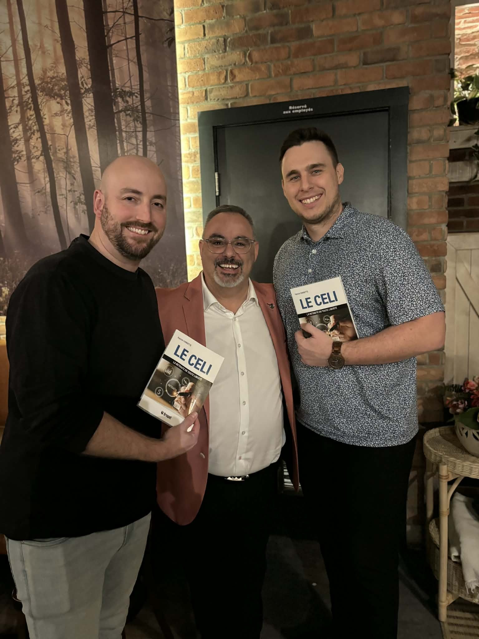 Rencontre avec deux lecteurs Patrick Charette avec deux lecteurs tenant des exemplaires du livre Le CELI lors du lancement au Prana Café.