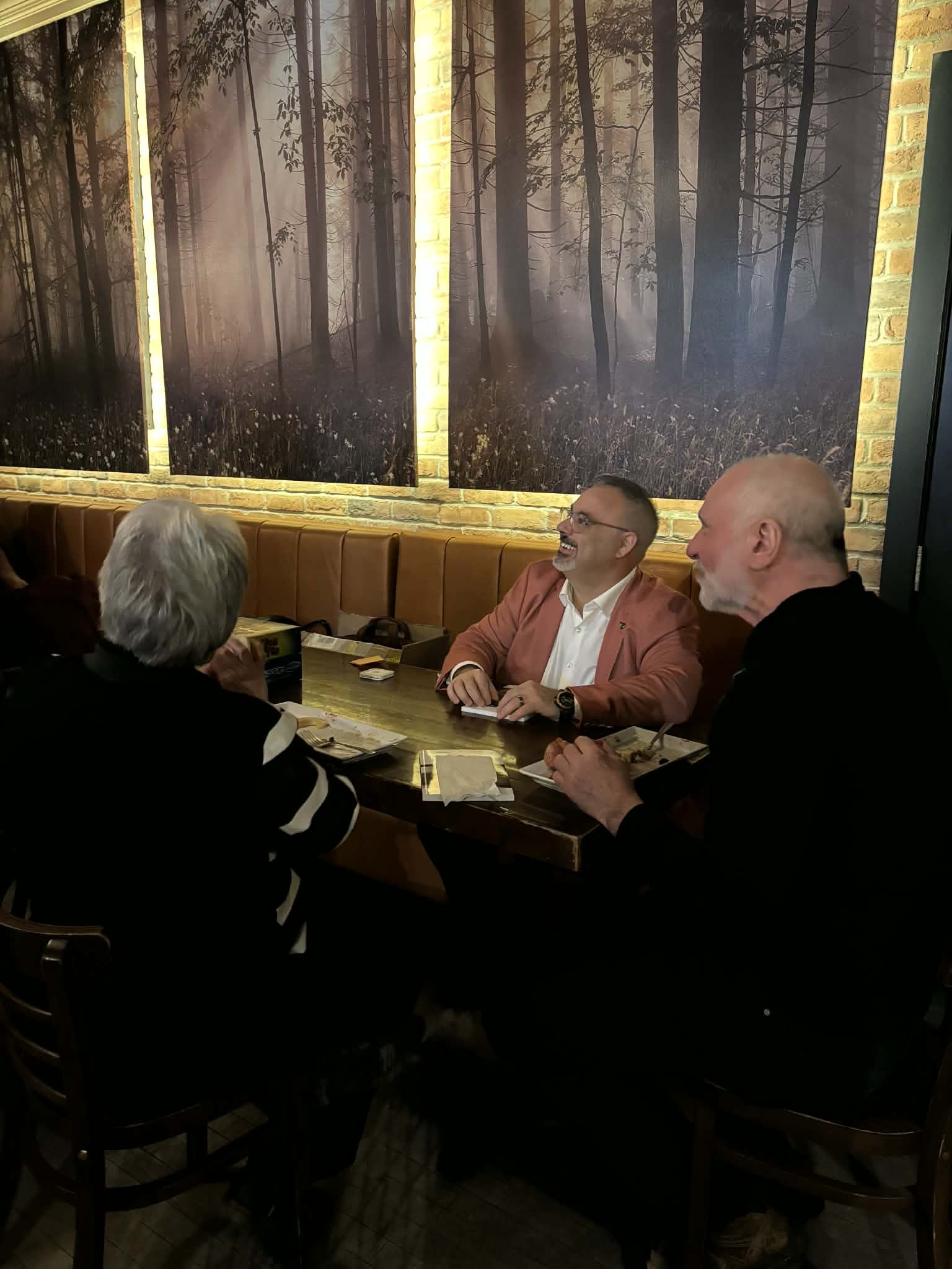 Échanges avec le public Patrick Charette échange avec le public autour d'une table pendant le lancement du livre Le CELI.
