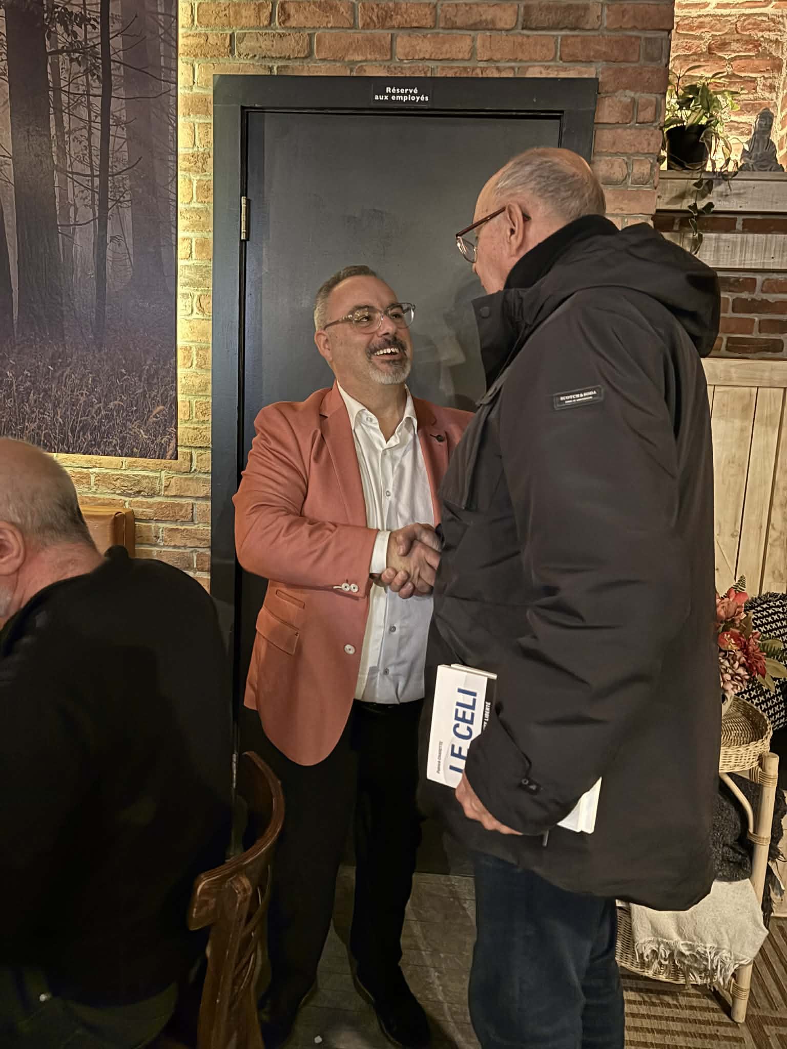 Rencontre avec un lecteur Patrick Charette échange une poignée de main avec un lecteur pendant le lancement du livre Le CELI.