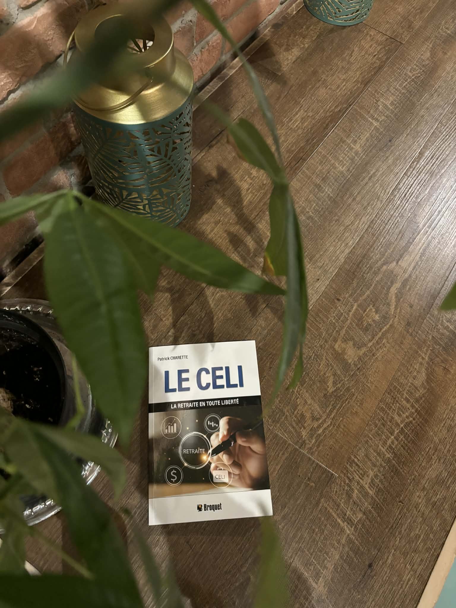 Le livre au cœur de la soirée Un exemplaire du livre Le CELI : la retraite en toute liberté dans l'ambiance du Prana Café.