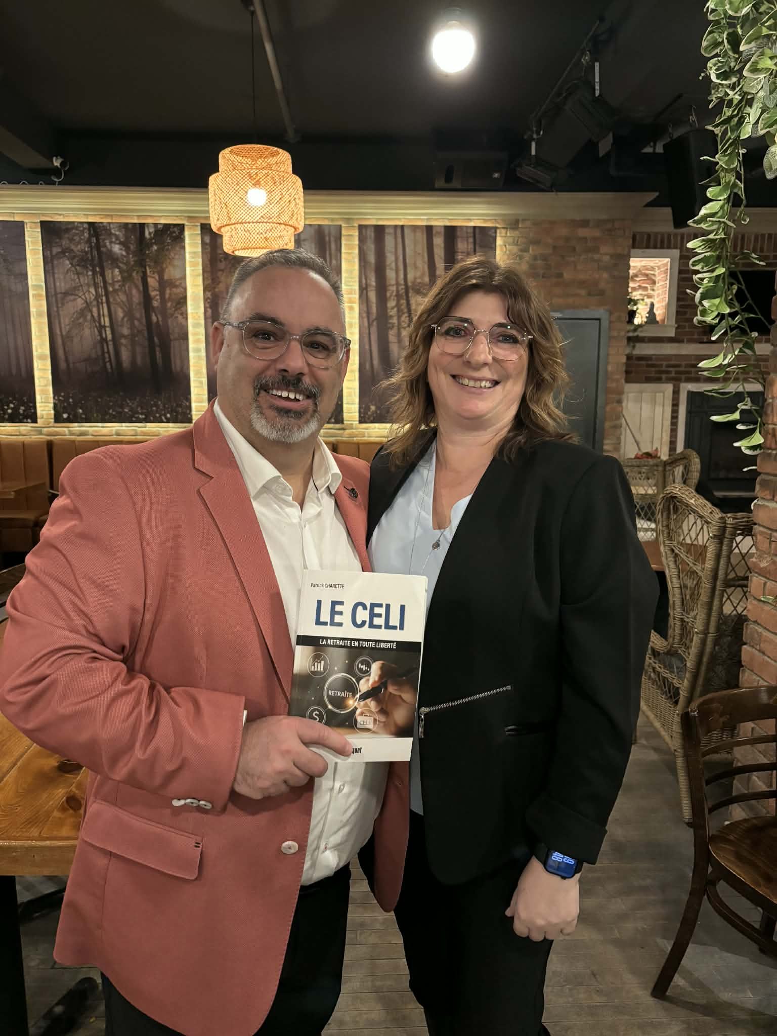 Patrick et sa conjointe Linda Patrick Charette avec sa conjointe Linda lors du lancement officiel du livre Le CELI au Prana Café.