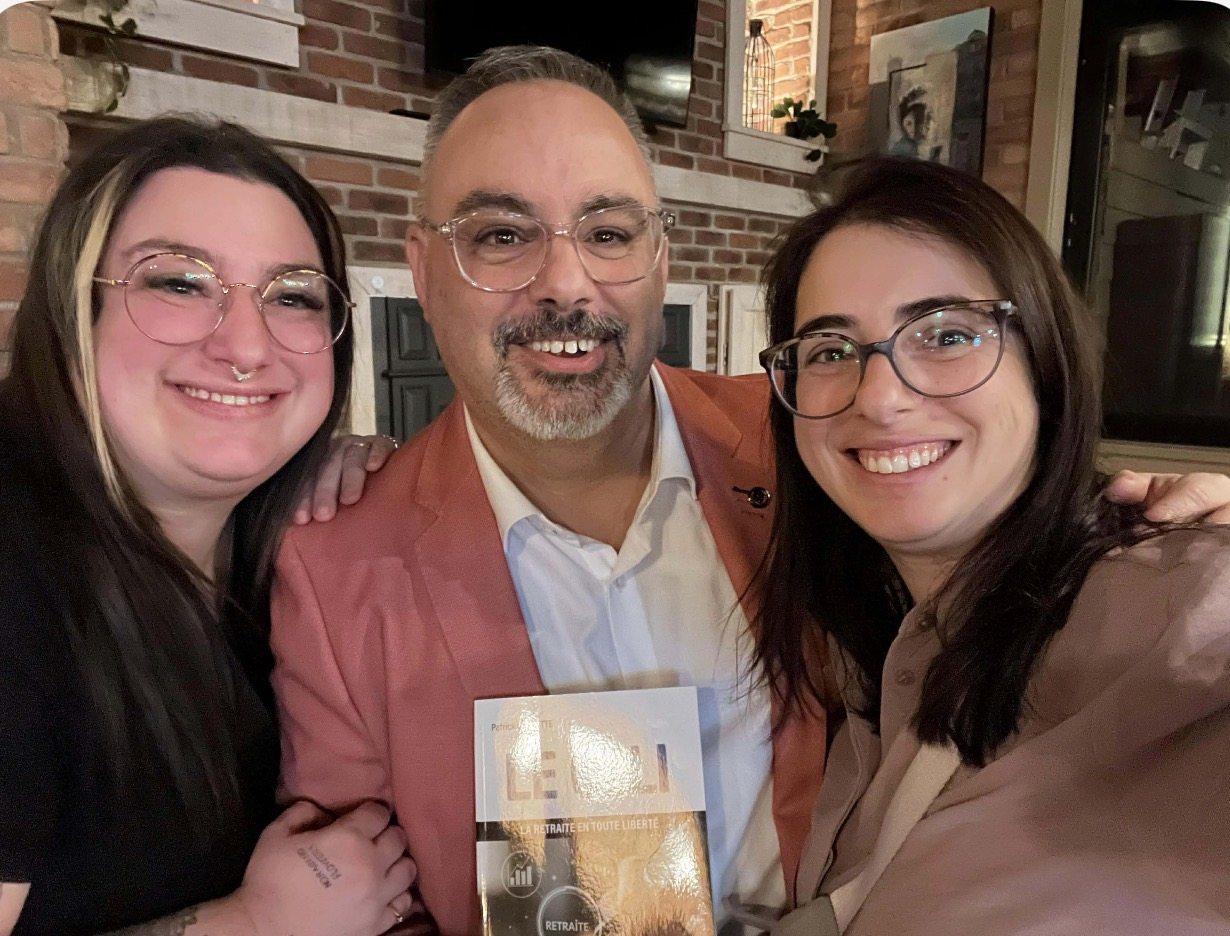 Patrick avec Catherine et Joannie Patrick Charette avec ses filles Catherine, à gauche, également auteure, et Joannie lors du lancement du livre Le CELI.