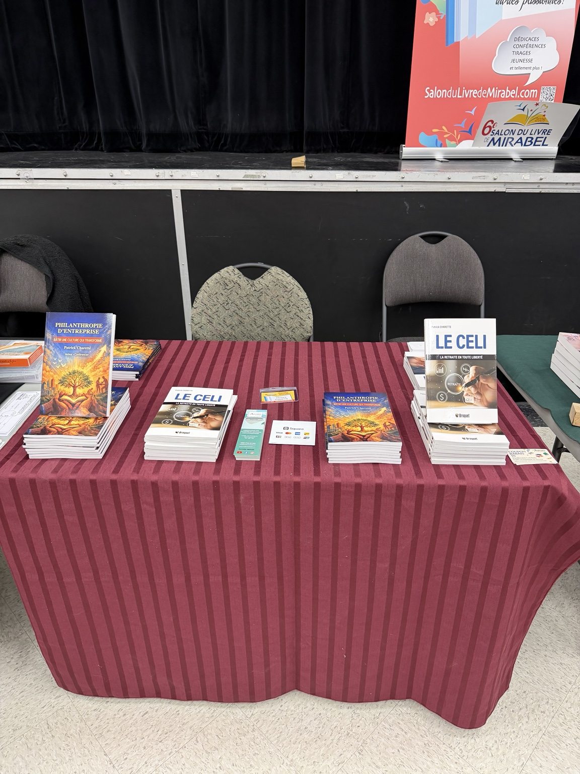 Le kiosque présentait Le CELI : la retraite en toute liberté et Philanthropie d'entreprise. Kiosque de Patrick Charette au Salon du livre de Mirabel avec les livres Le CELI et Philanthropie d'entreprise.